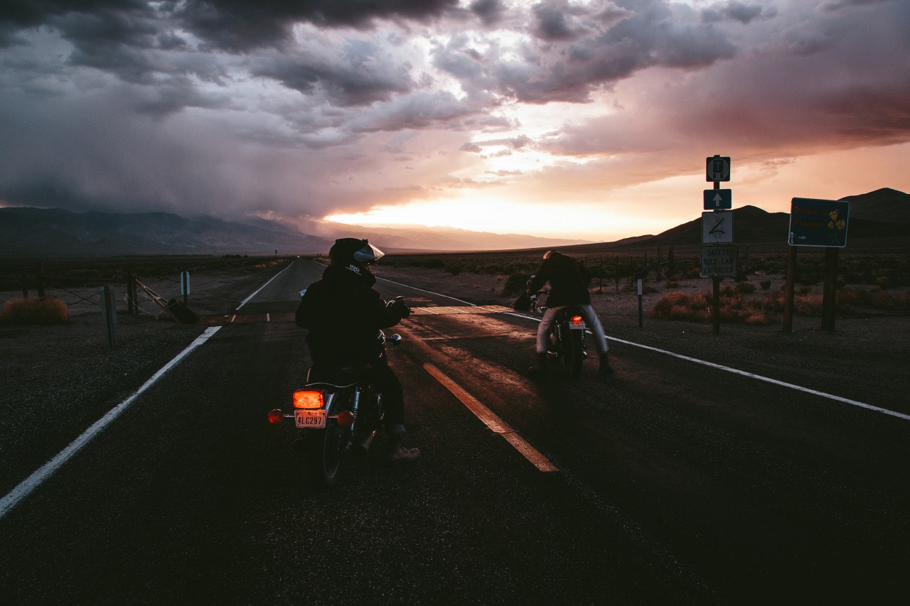 мотоциклист дорога ночь фонари бесплатно